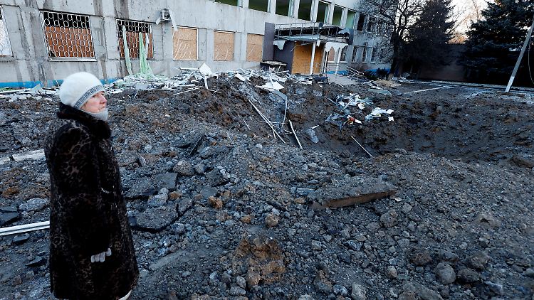 Tiefe Krater zeigen sich im ostukrainischen Kramatorsk.