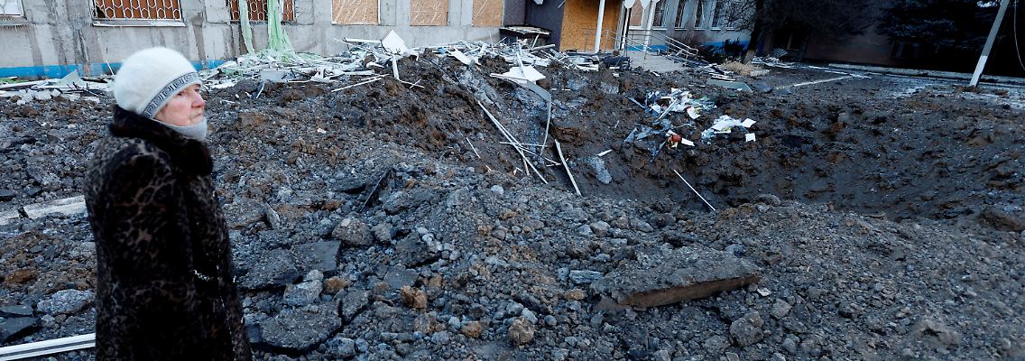 Tiefe Krater zeigen sich im ostukrainischen Kramatorsk.