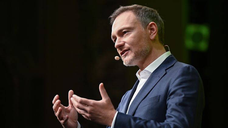 Lindner bestritt auf Anfrage, dass es eine Verbindung zwischen seiner Immobilienfinanzierung und dem Grußwort gebe. 