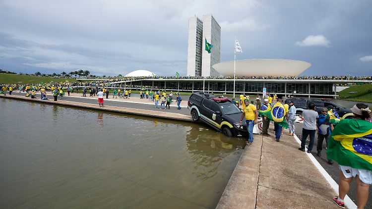 Demonstranten stürmen das Kongressgebäude in Brasilien und drangen sowohl auf das Dach als auch die Eingangshalle vor.