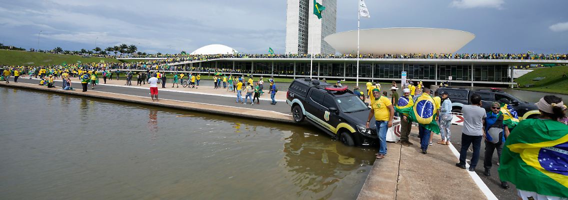 Demonstranten stürmen das Kongressgebäude in Brasilien und drangen sowohl auf das Dach als auch die Eingangshalle vor.