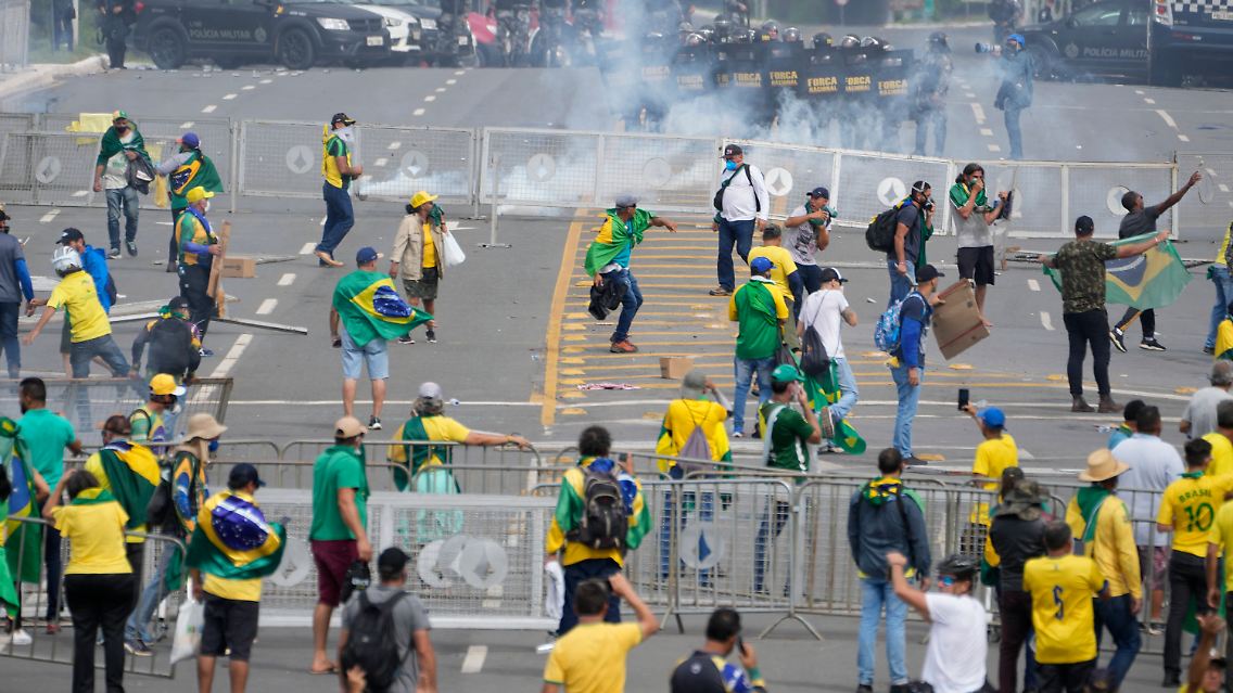 Bolsonaro-Anhänger stoßen mit der Polizei zusammen, während sie den Palacio do Planalto, den offiziellen Sitz des brasilianischen Präsidenten, stürmen.