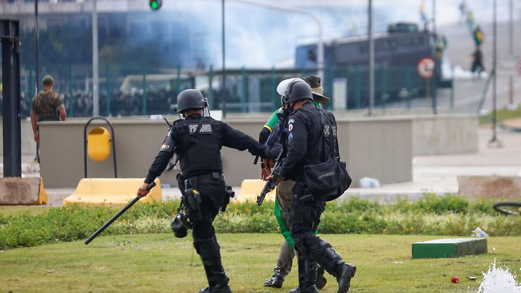Polizisten führen einen Demonstranten vor dem Kongress ab.