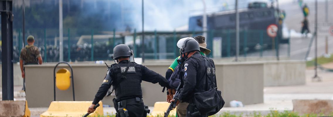 Polizisten führen einen Demonstranten vor dem Kongress ab.