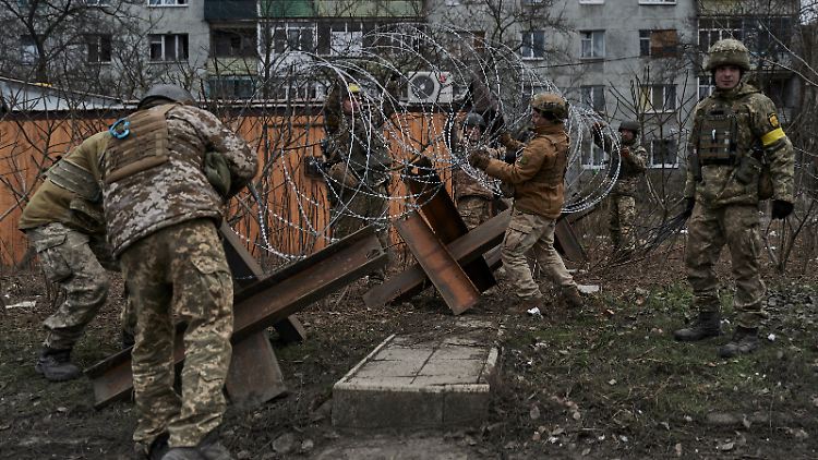 Ukrainische Soldaten errichten Barrikaden in Bachmut. 