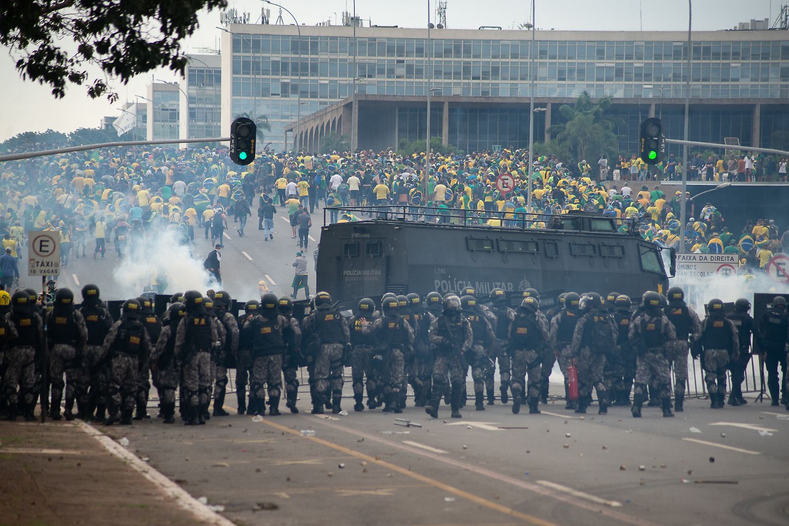 Eine Woche nach dem Ende der Amtszeit des früheren brasilianischen Präsidenten Jair Bolsonaro stürmen radikale Anhänger des rechten Ex-Militärs das Regierungsviertel in der Hauptstadt Brasília.