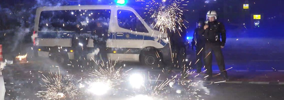 In der Silvesternacht wurden in mehreren deutschen Städten Polizisten und Feuerwehrleute im Einsatz angegriffen - besonders heftig fielen diese in Berlin aus.
