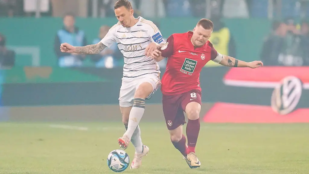 Saarbrueckens-Marcel-Gaus-l-und-Kaiserslauterns-Jean-Zimmer-kaempfen-um-den-Ball