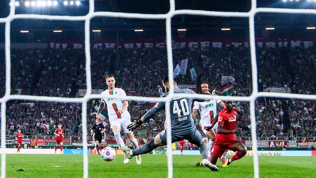 Stuttgarts-Serhou-Guirassy-r-macht-das-Tor-zum-0-1-gegen-Augsburgs-Torwart-Tomas-Koubek-M