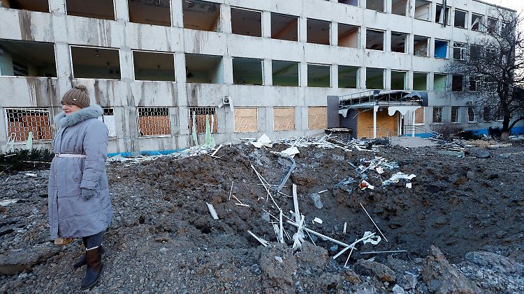 Tiefe Krater zeigen die Luftangriffe in der ostukrainischen Stadt Kramatorsk. 