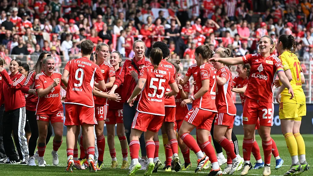 An-der-Alten-Foersterei-Unions-Spielerin-jubeln-nach-dem-Sieg