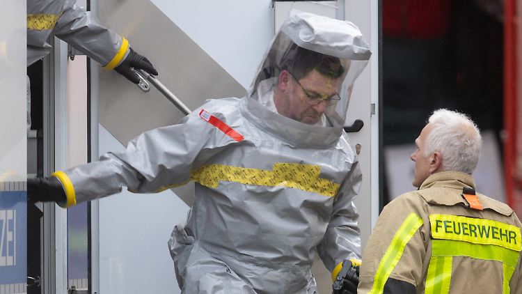 Bei der Durchsuchung von Garagen waren auch Spezialkräfte der Polizei in Schutzanzügen im Einsatz.