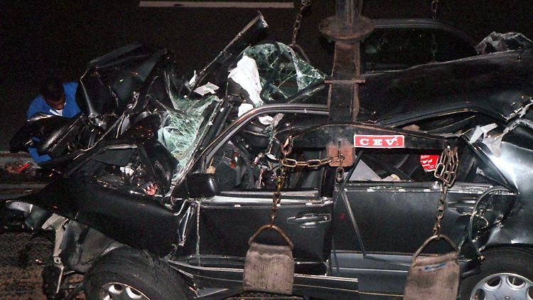 Das Wrack des Autos, in dem Prinzessin Diana 1997 verunglückte - auch Harry sah sich die Bilder an.