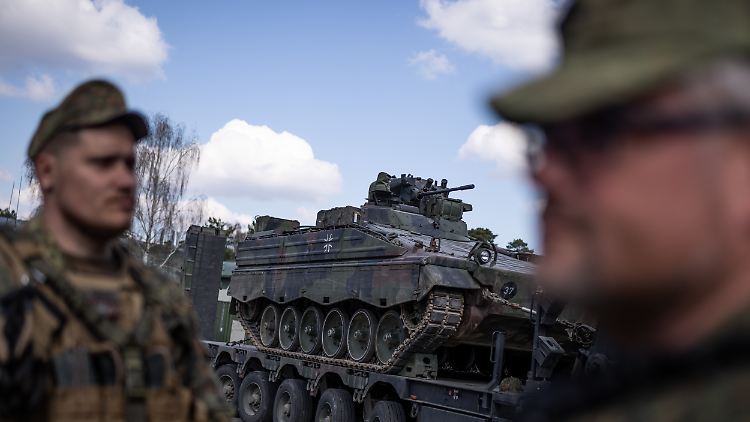 Bundeswehr-Soldaten vor einem Schützenpanzer vom Modell "Marder".