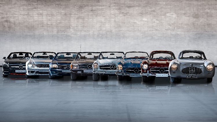 Ahnengalerie des Mercedes SL: Mercedes-Benz 300 SL Rennsportwagen (W 194) von 1952, Mercedes-Benz 300 SL Coupé (W 198) von 1957, Mercedes-Benz 300 SL Roadster (W 198) von 1960, Mercedes-Benz 280 SL (W 113) "Pagode" von 1970, Mercedes-Benz 350 SL (R 107) von 1971, Mercedes-Benz SL 600 (R 129) von 1995, Mercedes-Benz SL 55 AMG (R 230) von 2005, Mercedes-Benz SL 500 (R 231) Special Edition "Mille Miglia 417" von 2015. (v.l.)