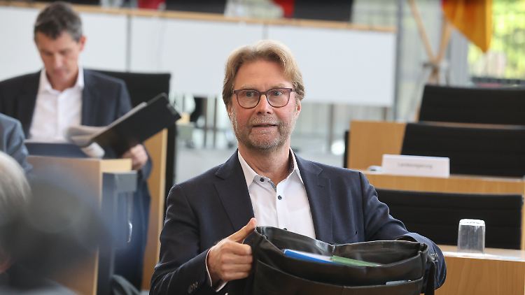 Thüringens Justizminister Dirk Adams geht auf Konfrontationskurs zur Parteispitze.