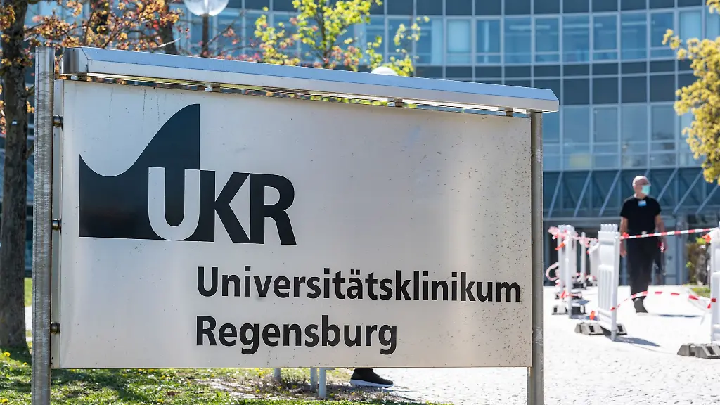 Universitaetsklinikum-Regensburg-steht-auf-einem-Schild-vor-der-Klinik