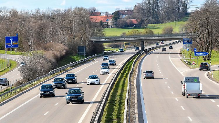 E-Autos können dank der neuen Technologie unsichtbar über die Fahrbahn Strom aufnehmen.