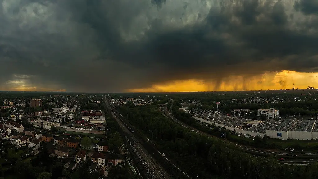 Dunkle-Wolken-und-orangefarbener-Himmel