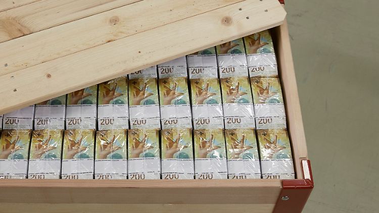 Im Auftrag der SNB frisch gedruckte Schweizer Franken. Da sie selbst Geld schaffen können, können die meisten Zentralbanken auch bei großen Verlusten nicht pleite gehen.