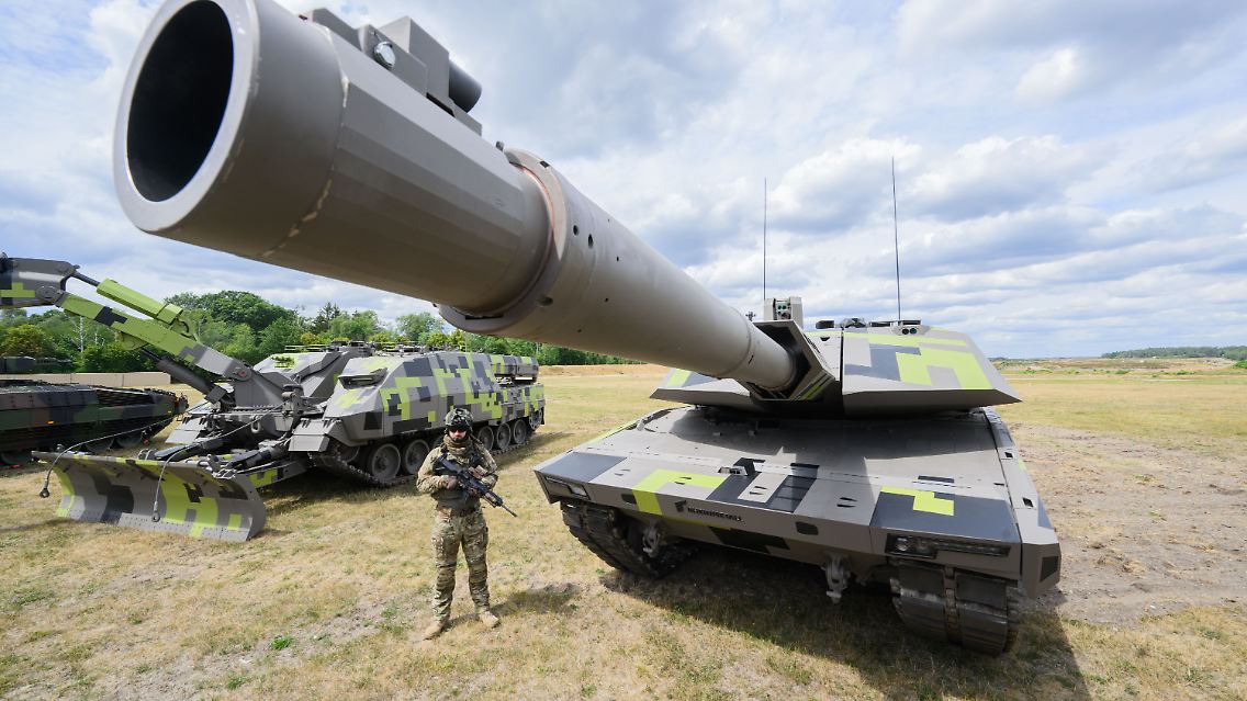 ... größere Kanone mit dem Kaliber 130 Millimeter. Der Panther soll mit ihr weiter schießen als der "Leopard 2" - die Feuerkraft soll um 50 Prozent gesteigert sein. Zudem preist der Hersteller die umfassende digitale Vernetzbarkeit. So sollen von dem Panzer aus ...