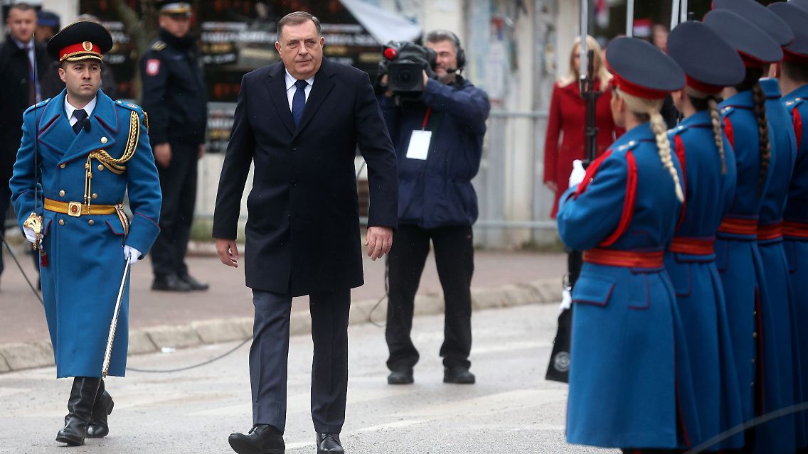 Milorad Dodik (im Anzug) will Wladimir Putin beim nächsten Treffen einen Orden überreichen.