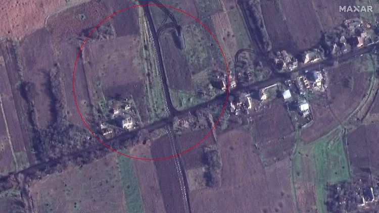 Südlicher Ortsteil von Pokrovske, rund acht Kilometer hinter der Front: Die russische Höckerlinie verläuft quer durch das Dorf.