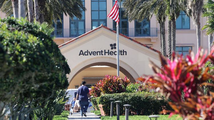 Während erste Stimmen in den USA seine Ausweisung aus Florida fordern, wird Brasiliens Ex-Präsident Bolsonaro in ein Krankenhaus in Orlando eingewiesen.