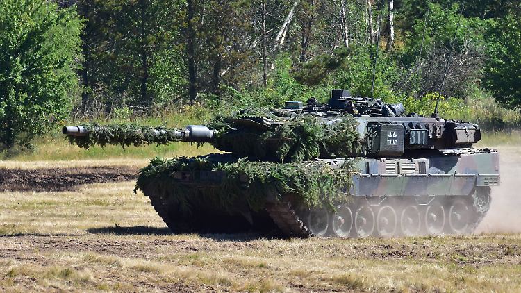 Ein "Leopard 2" während einer Übung.