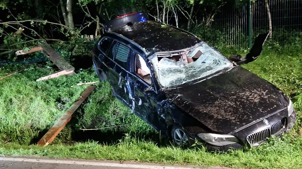Ein-verunfalltes-Fahrzeug-liegt-am-Strassenrand