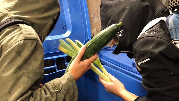 Containern bezeichnet die Mitnahme weggeworfener, aber noch genießbarer Lebensmittel aus Abfallcontainern.