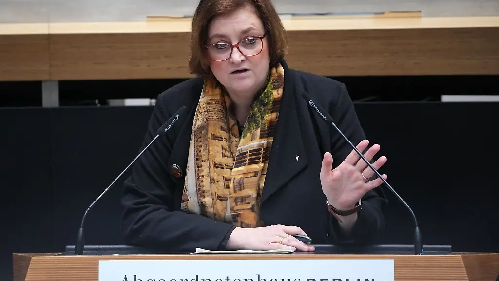 Ina-Czyborra-SPD-Senatorin-fuer-Wissenschaft-Gesundheit-und-Pflege-spricht-waehrend-der-Plenarsitzung
