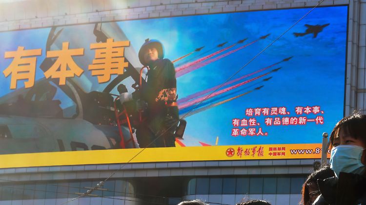 Die Volksbefreiungsarmee wirbt in Peking um Rekruten. 