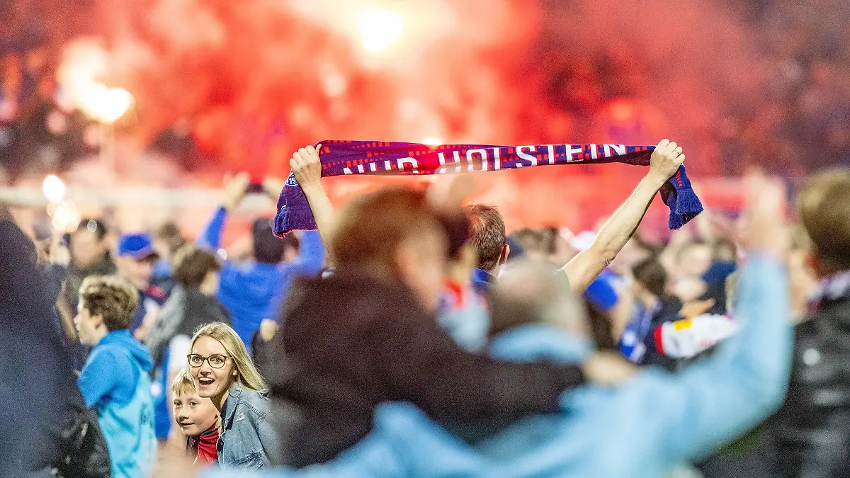 Kieler-Fans-feiern-den-Aufstieg-nach-dem-Platzsturm