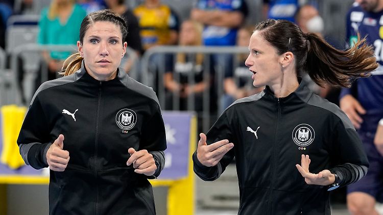 Maike Merz und Tanja Kuttler pfeifen bei der Handball-Weltmeisterschaft der Männer.