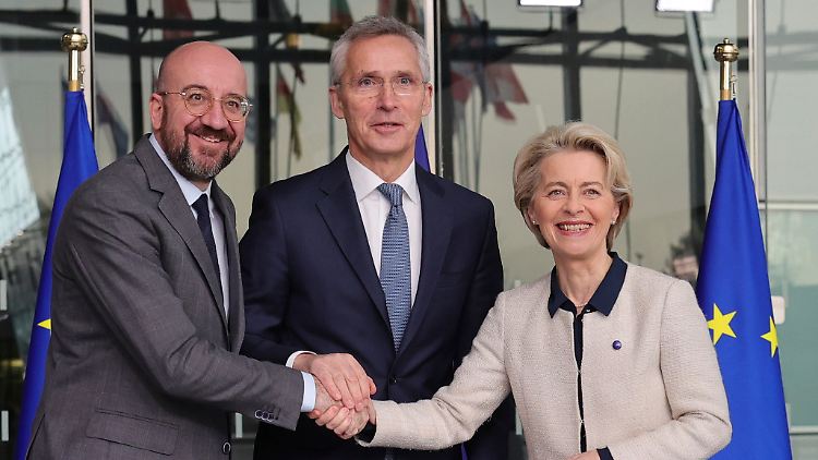 Charles Michel (v.l.n.r.), Jens Stoltenberg und Ursula von der Leyen  wollen ihre Zusammenarbeit "auf die nächste Ebene" bringen.