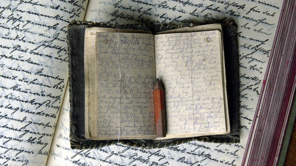 Das Auswerten ist mitunter mühsam, zahlreiche Texte sind in der altertümlich wirkenden Sütterlinschrift verfasst.