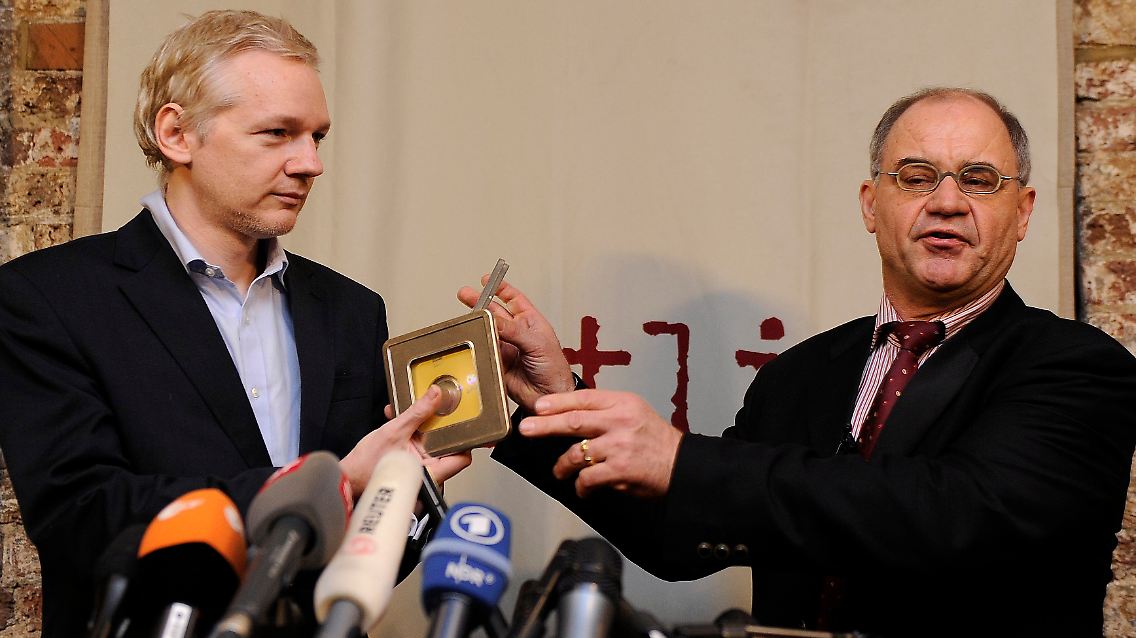 2011-01-17T165440Z_01_PMH20_RTRMDNP_3_WIKILEAKS-SWISS.JPG160918553972005929.jpg