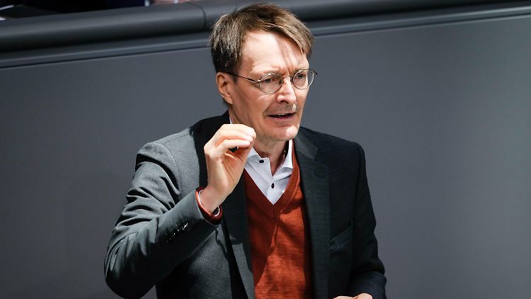 "Ob jemand Blutspender werden kann, ist eine Frage von Risikoverhalten, nicht von sexueller Orientierung", sagte Lauterbach.