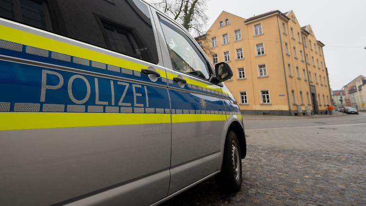 Die Polizei versucht zu ermitteln, wie der Mann es bis ins Ausland geschafft hat.