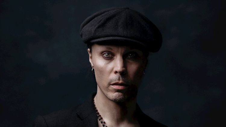 Ville Valo aka VV ganz in Neonschwarz.