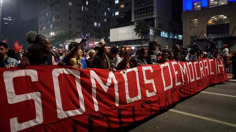 Tausende Brasilianer distanzieren sich von den Krawallen der Bolsonaro-Anhänger und gehen für Demokratie auf die Straße.