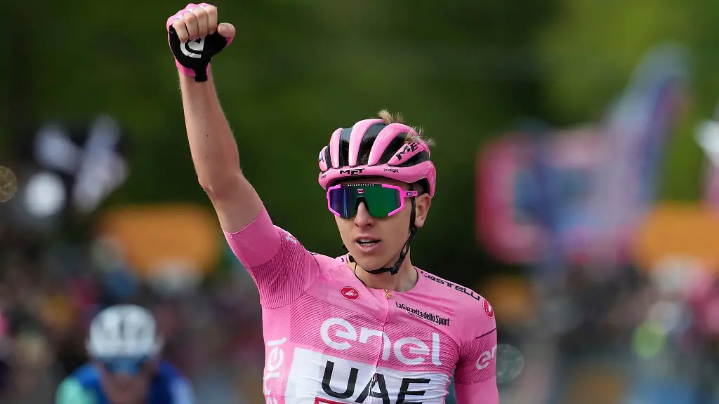 Tadej-Pogacar-gewann-auch-die-8-Etappe-des-Giro-d-Italia-von-Spoleto-nach-Prati-di-Tivo