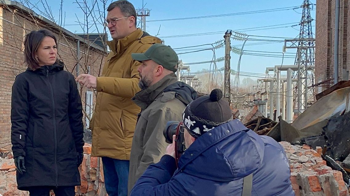Der ukrainische Außenminister Kuleba im Gespräch mit Baerbock vor Trümmern auf dem Gelände eines zerstörten Umspannwerkes in Charkiw.