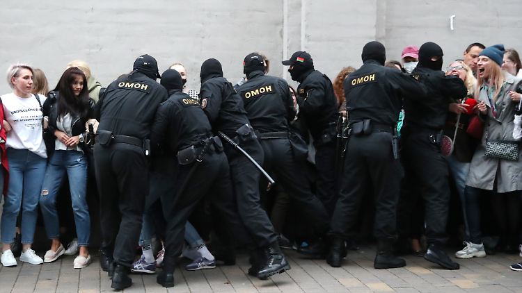 Bei den Protesten gegen Lukaschenko im Jahr 2020 ging die Polizei mit voller Härte gegen die Demonstranten vor. Diejenigen, die damals nicht verhaftet wurden, werden immer noch verfolgt.