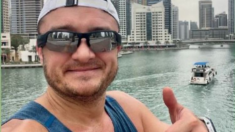 Das Selfie vom russischen Abgeordneten Denis Dolschenko aus Dubai kommt gar nicht gut an.
