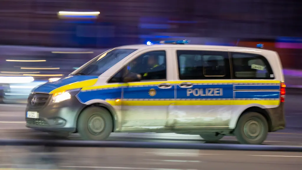 Ein-Polizeiauto-faehrt-mit-Blaulicht-zu-einem-Einsatz