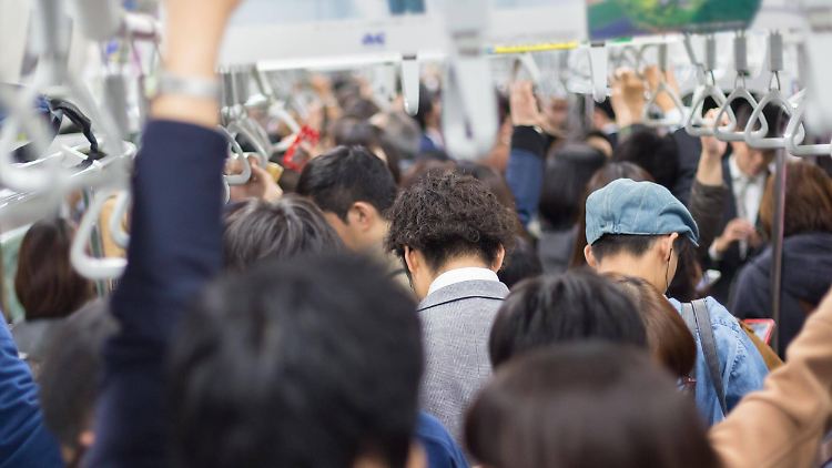 Um nicht als Grapscher verdächtigt zu werden, behalten manche Männer ihre Arme in den vollen japanischen U-Bahnen ständig oben. 