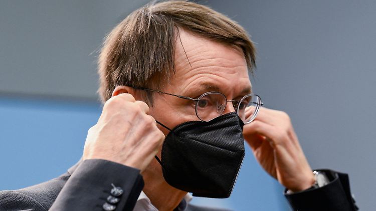 Noch sei es zu früh, aber ein Ende der Maskenpflicht ist laut Karl Lauterbach absehbar.