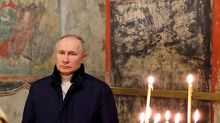 Allein mit seinem Gott: Putin mit Kerzen in einer russisch-orthodoxen Kirche.